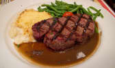 Filet de boeuf grillé, sauce au poivre noir, gratin dauphinois et haricots verts