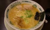 Ramen dans une assiette.