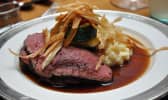 Assiette de viande grillée et sauce au vin