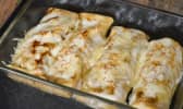Crêpes roulées dans un plat à gratin