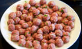 Boulettes de boeuf crues dans une assiette