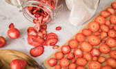 Fraises séchées en bocal et fraises fraîches