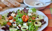Salade de concombre, tomates et fromage