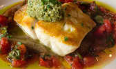 Vivaneau rouge avec sauce vierge, purée d'aubergine et tapenade d'olives