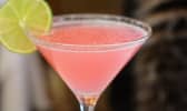 Verre de cocktail cosmopolitan et rondelle de citron