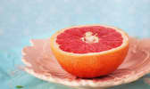 Moitié de pamplemousse rose sur une assiette