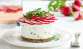 Cheesecake salé avec radis et roquette