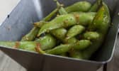 Cosses de petits pois épicées pour l'apéritif