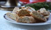Cantucci dans une assiette à dessert