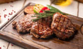 Steaks grillés sur planche en bois