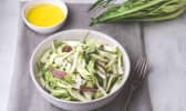 Bol de puntarelle alla romana et huile d'olive sur serviette