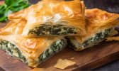 Spanakopita sur planche en bois
