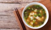 Bol de soupe miso dans un bol blanc