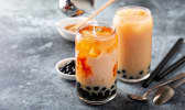 Deux verres de bubble tea au lait.