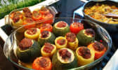 Tomates, courgettes et poivrons farcis dans un plat à four