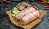 2 rouleaux de printemps aux crevettes dans une assiette