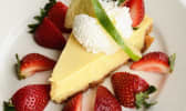 Part de key lime pie et fraises