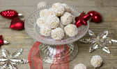 Boules de coco dans un ramequin