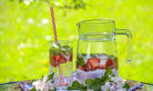 Pichet d'eau aromatisée à la fraise et à la menthe