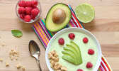 Smoothie bowl avocat, citron vert, framboises
