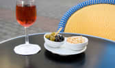 Verre de kir sur une table de café parisien 