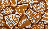 Biscuits gingerbread en forme de sapins, cloches et bonhommes