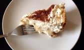 Part de banoffee pie sur assiette blanche