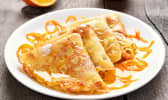 Crêpes Suzette sur assiette blanche