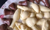 Assortiment de chocolats blanc et au lait pour Pâques