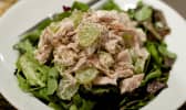 Salade de poulet aux raisins et aux noix