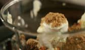 Sucre muscovado dans une coupelle
