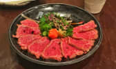 Tataki de boeuf Wagyu sur assiette noire