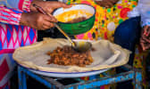 Ragoût de viande servi sur galette de teff