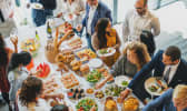 Un groupe de personnes savourant un buffet coloré.