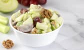 Salade Waldorf dans un bol blanc