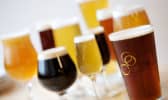 Bières de toutes les couleurs dans des verres différents