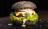 Burger noir et sauce piquante