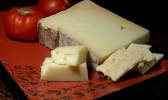Fontina sur un plateau à fromage