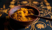 Ras el hanout dans un bol en bois avec une cuillère