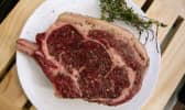 Côte de boeuf crue assaisonnée sur assiette
