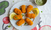 Assiette de croquettes de thon, pesto et mayonnaise