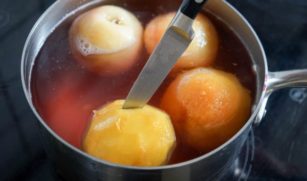 Pocher des fruits au sirop