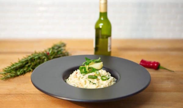 Risotto d’asperges épicé au beurre noisette et oignons nouveaux glacés