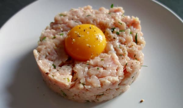 Tartare de veau et feuilles d'huîtres