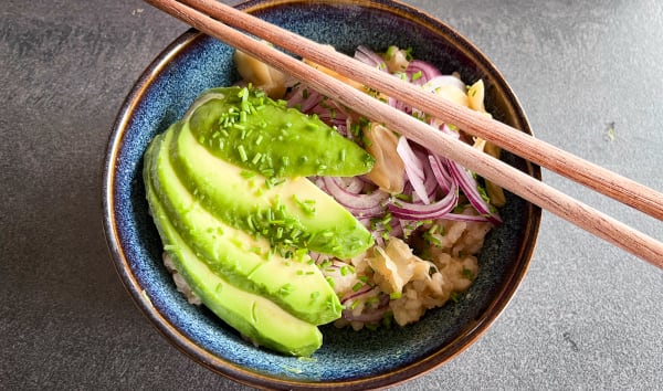 Veggie bowl avocat, gingembre mariné et oignons rouges