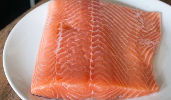 Désarêter un filet de saumon