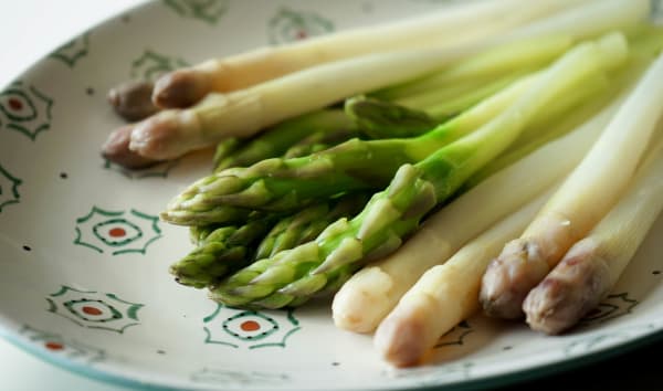 Éplucher et cuire des asperges fraîches