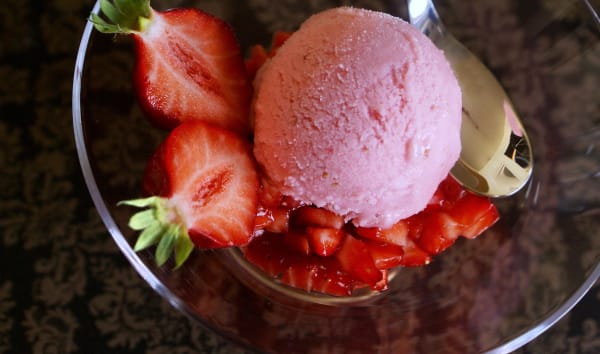 Glace à la fraise et au fromage blanc