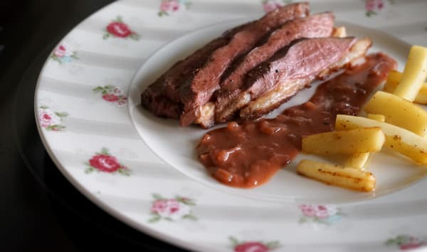 Magret de canard sauté au vinaigre de framboise