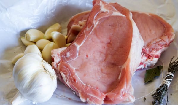 Manchonner une côte de veau ou de porc